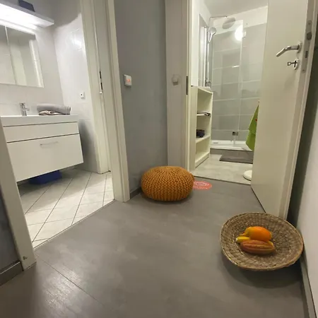 Appartement 2 Mit Gemeinschaftsraeumen, Tiefgarage *